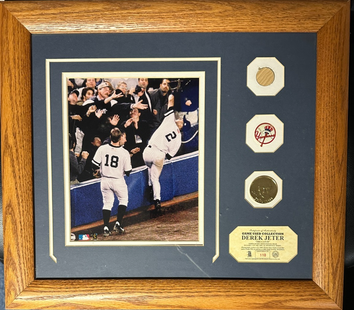 Highland Mint Derek Jeter "The Catch" Photo Framed W/Game Used Bat 110/302 Yanks