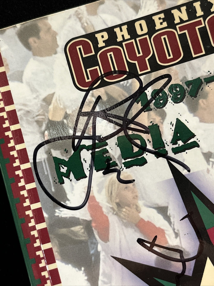 1997-98 Phoenix Coyotes Signed Media Guide Roenick Tkachuk Tocchet Isbister COA