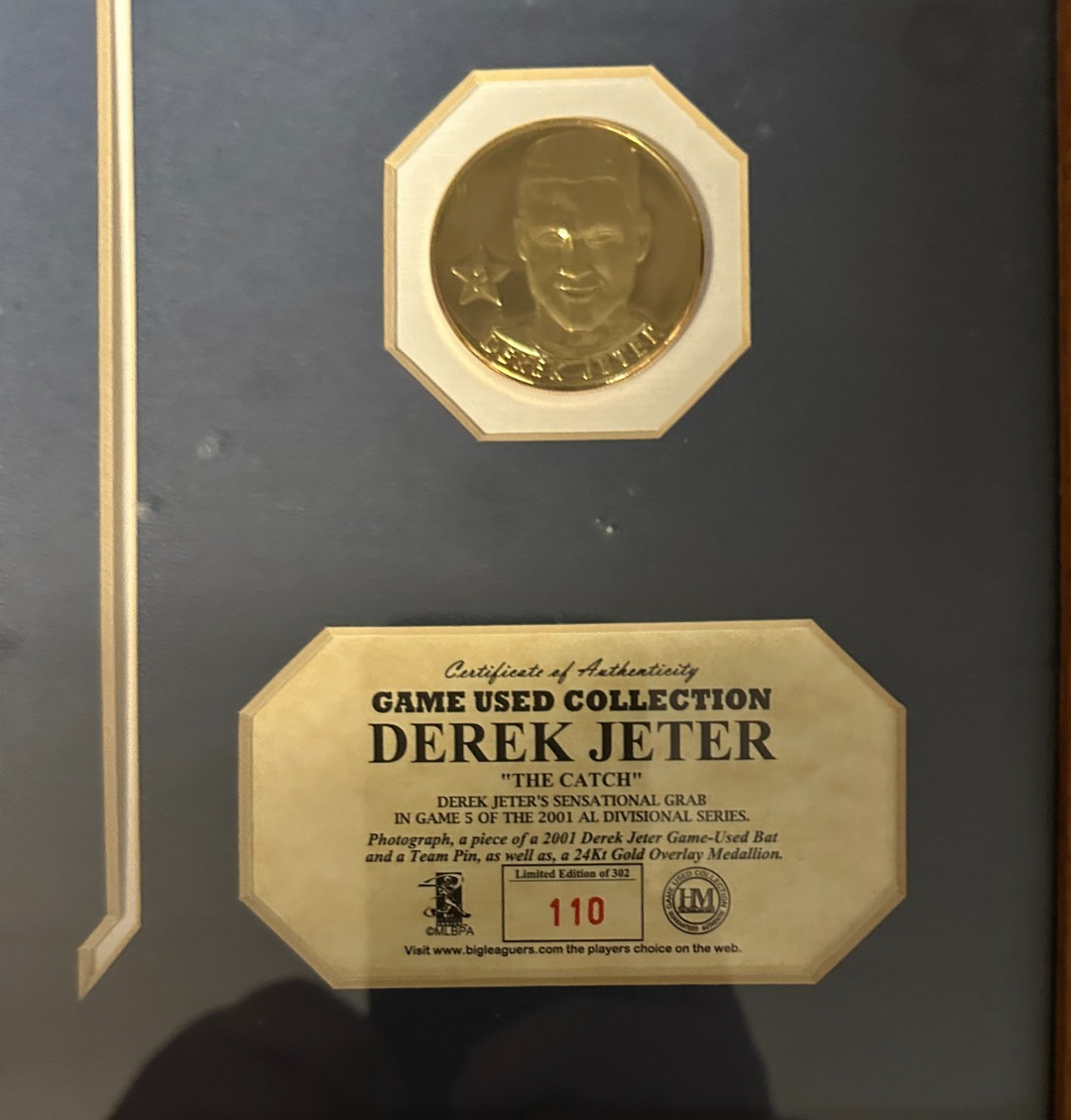 Highland Mint Derek Jeter "The Catch" Photo Framed W/Game Used Bat 110/302 Yanks