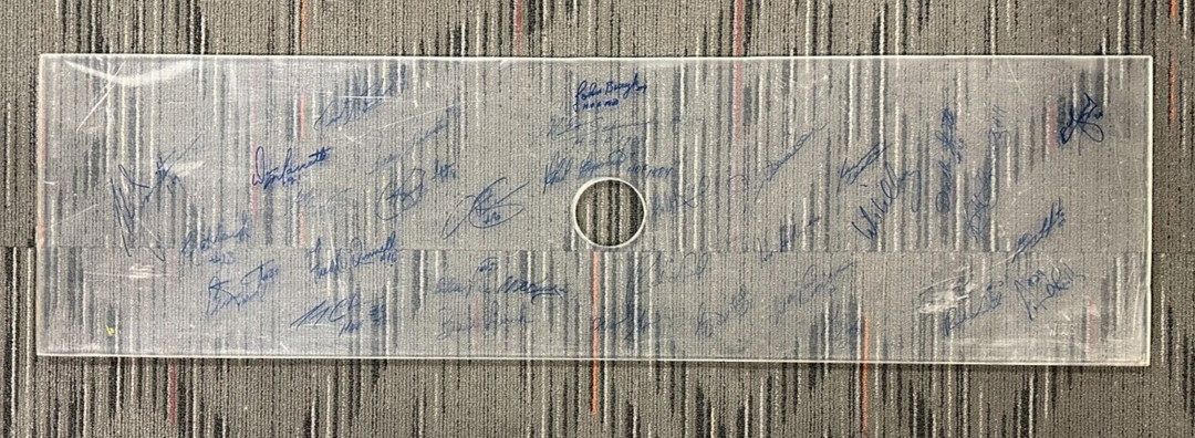 Boston Bruins Signed Original Boston Garden Dasher Board Plexiglass 32 Auto's