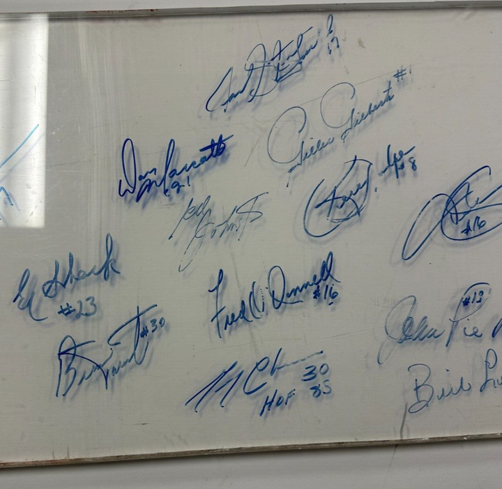 Boston Bruins Signed Original Boston Garden Dasher Board Plexiglass 32 Auto's