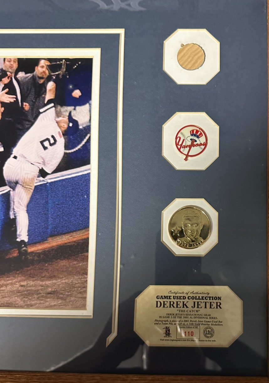Highland Mint Derek Jeter "The Catch" Photo Framed W/Game Used Bat 110/302 Yanks