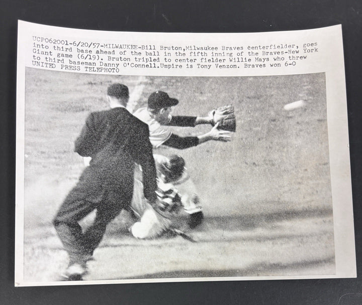 1957 Original 7x9 Newspaper Wire Photo Milwaukee Braves Bill Bruton
