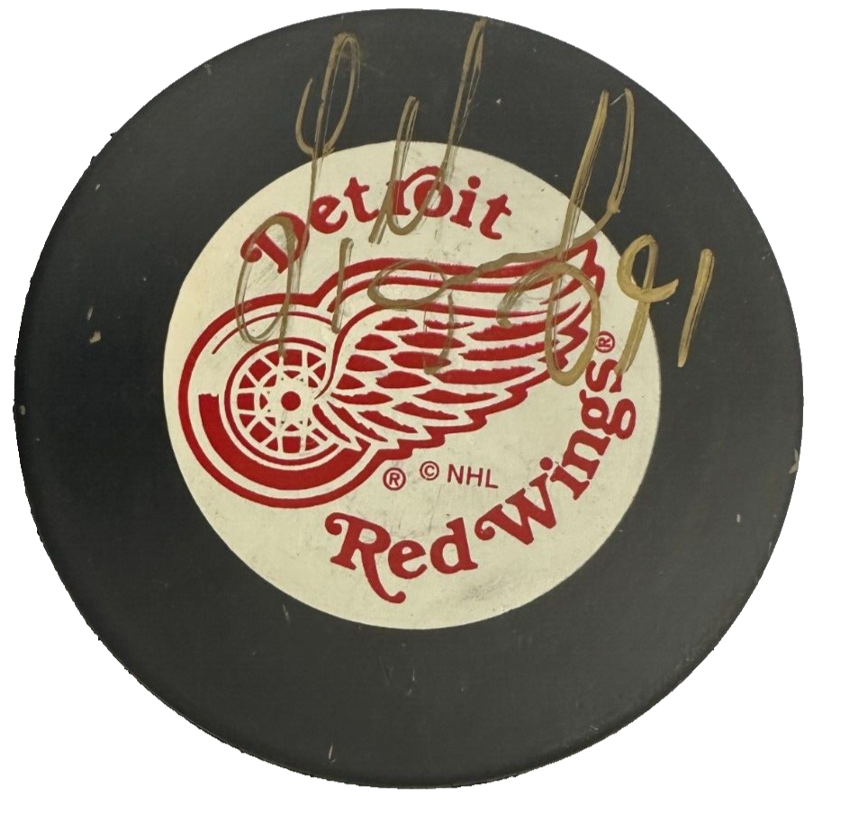 Sergei Federov Autographed Detroit Red Wings Hockey Puck HOF