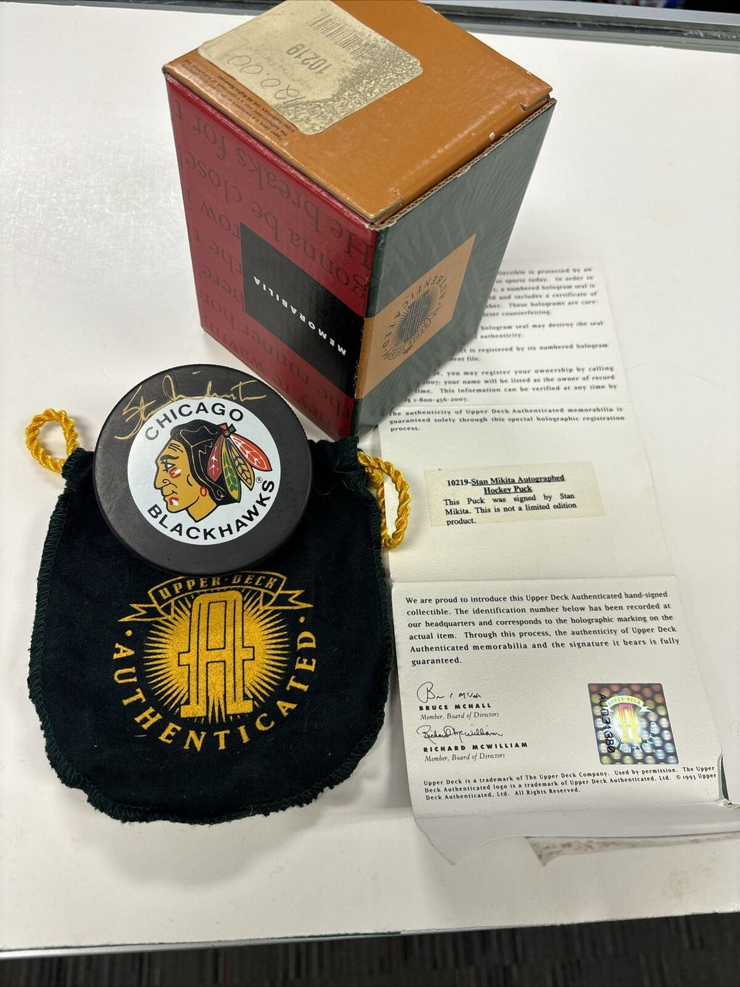 Stan Makita Upper Deck Authenticated Chicago Black Hawks Game Puck HOF